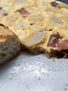 Una foto de Tortilla de chayote y jamón serrano