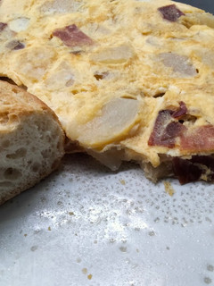 Una foto de Tortilla de chayote y jamón serrano