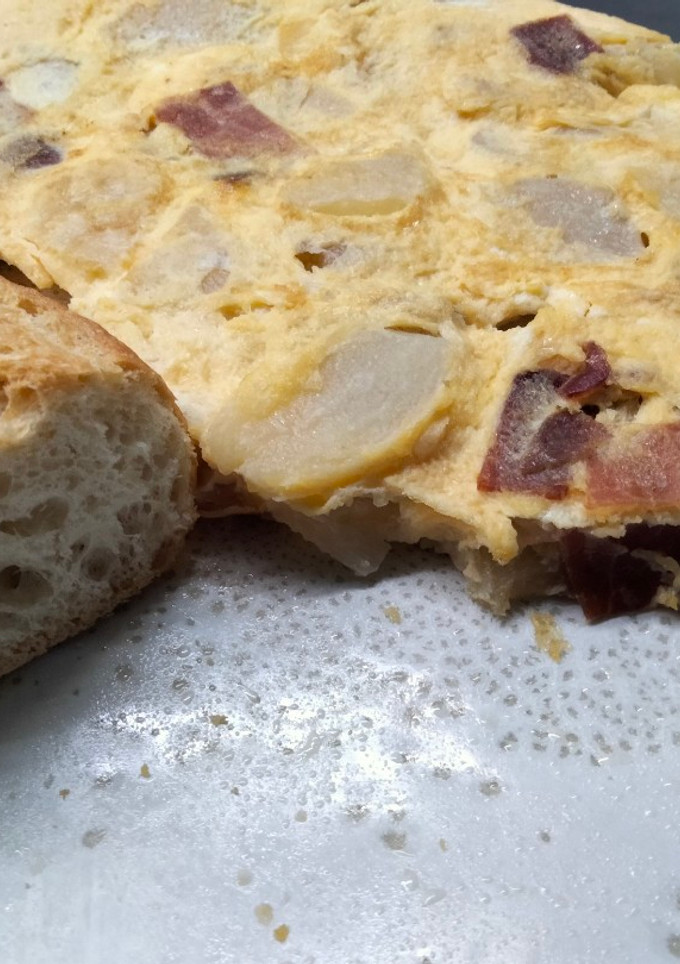 Una foto de Tortilla de chayote y jamón serrano