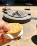 Kẹo nướng marshmallow kẹp bánh qui giòn cracker