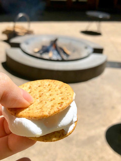 Hình của món Kẹo nướng marshmallow kẹp bánh qui giòn cracker.