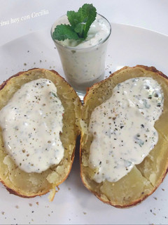 Una foto de Patatas asadas, con salsa de nata fresca y cilantro