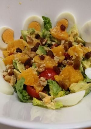 Una foto de Ensalada de garbanzos y aguacate