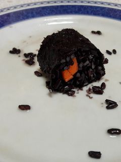 Una foto de 🇯🇵 "Sushi japonés" negro vegano 🍣