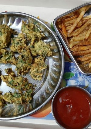 પાલક મેથી ક્રિસ્પી પકોડા(palak methi crispy pakoda Recipe in gujarati) રેસીપી મુખ્ય ફોટો