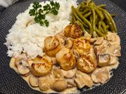 Une photo de saint jacques champignons