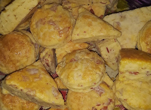 Una foto de Scones de jamón y queso rallado