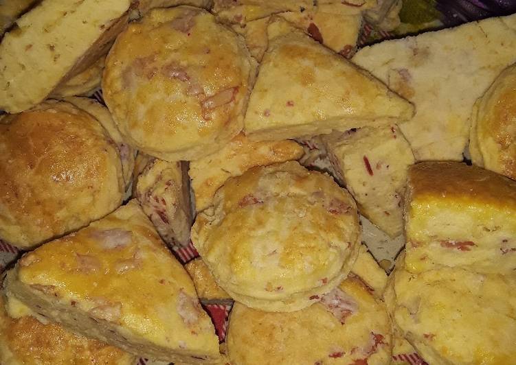 Scones de jamón y queso rallado