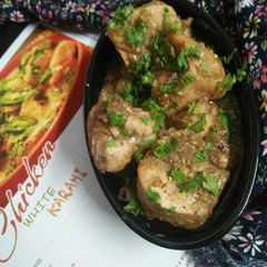 A picture of Chicken white karahi.