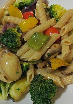 Foto principal de Plumas integrales con verduras y soja