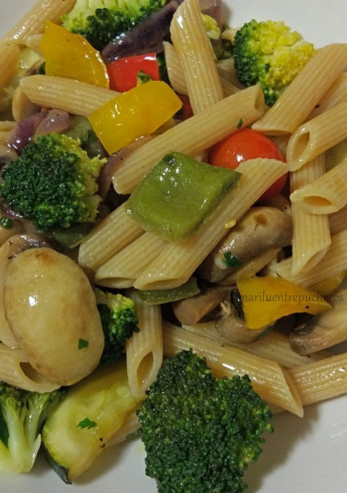 Una foto de Plumas integrales con verduras y soja