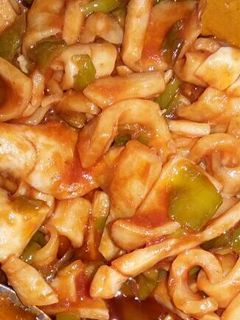 Una foto de Calamar encebollado con pimiento verde