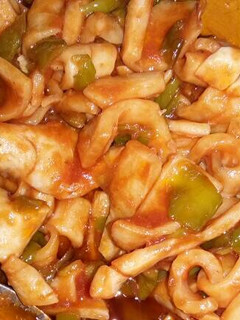 Una foto de Calamar encebollado con pimiento verde