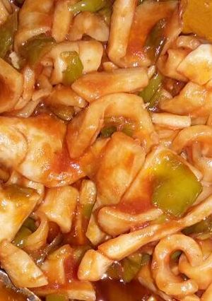 Una foto de Calamar encebollado con pimiento verde