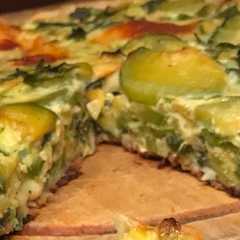 Una foto de Tarta de zapallitos, con cebolla de verdeo y muzzarella