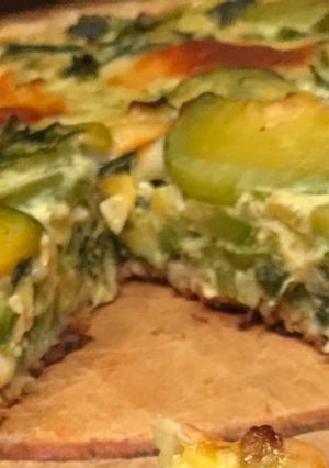 Una foto de Tarta de zapallitos, con cebolla de verdeo y muzzarella