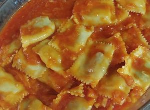 Foto principal de Ravioli de carne con tomate