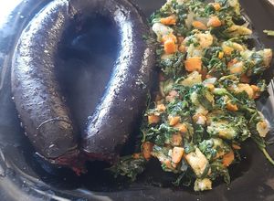 Foto de Migas de cenoura e espinafres com morcela cozida