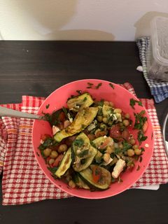 صورة لوصفة سلطة الكوسة المشوية والحمص 🥗