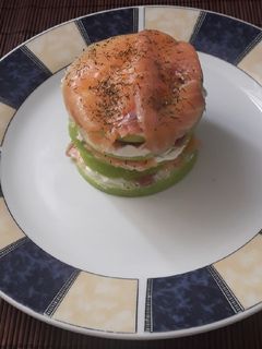 Una foto de Milhojas de salmón ahumado y manzana