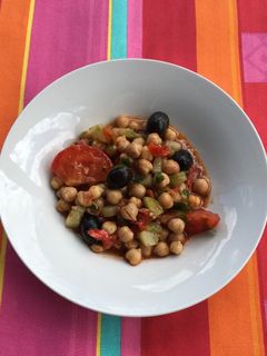 Una foto de Ensalada de garbanzos