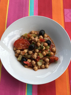 Una foto de Ensalada de garbanzos