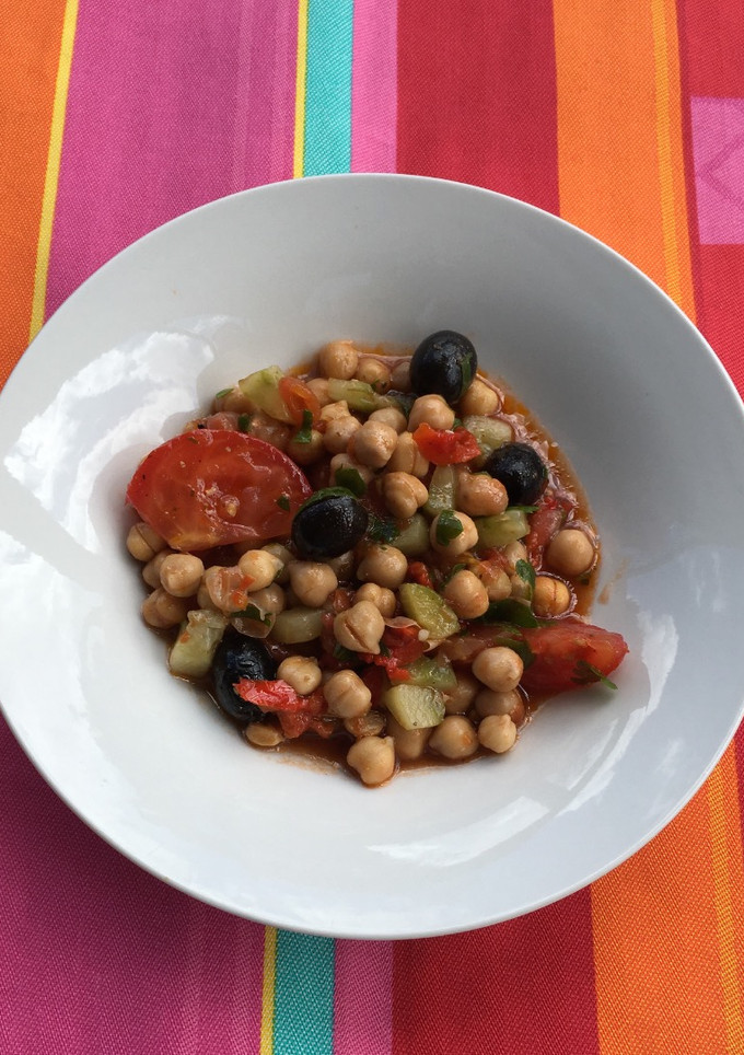 Una foto de Ensalada de garbanzos