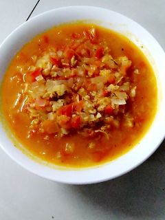 صورة لوصفة شوربة الشوفان مع البصل والبندورة