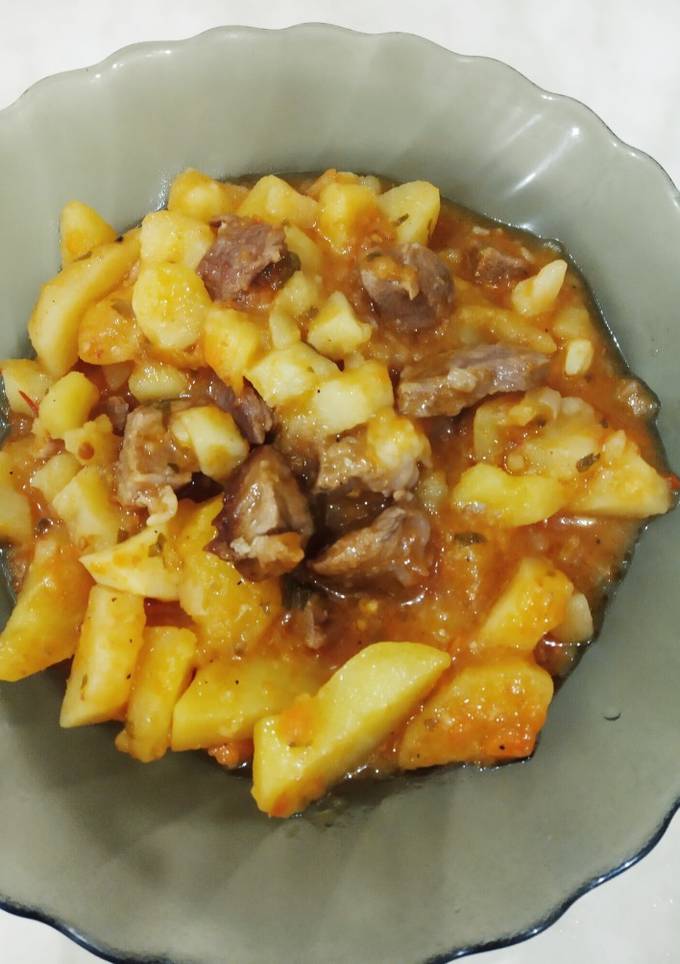 Тушкована картопля з м'ясом