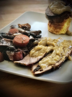 Una foto de Roast Beef con Yorkshire pudding y salsa gravy