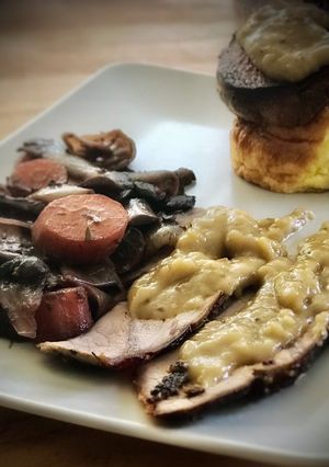 Una foto de Roast Beef con Yorkshire pudding y salsa gravy