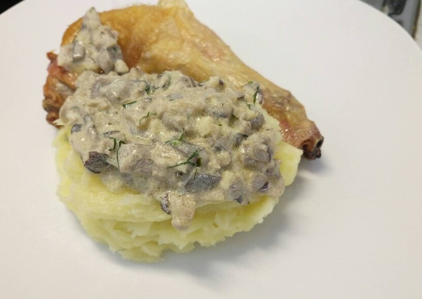 Chicken and mash with a creamy mushroom and dill sauce