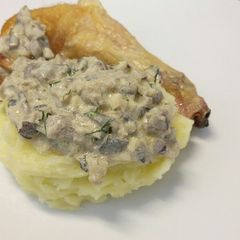 Chicken and mash with a creamy mushroom and dill sauce A picture of Chicken and mash with a creamy mushroom and dill sauce.