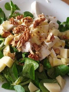 Una foto de Canónigos con manzana, mozzarella y nueces