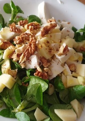 Una foto de Canónigos con manzana, mozzarella y nueces