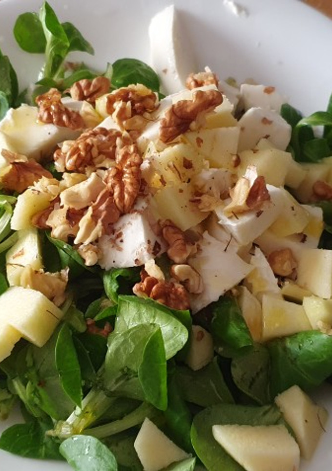 Una foto de Canónigos con manzana, mozzarella y nueces