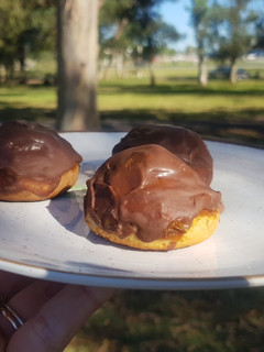 Una foto de Masita con dulce de leche y baño de chocolate