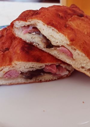 Gombával, füstölt főtt kötözött lapockával, sajttal töltött lángos recept fotója