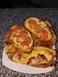 Pan bolillo duro, convertido en pizzas individuales