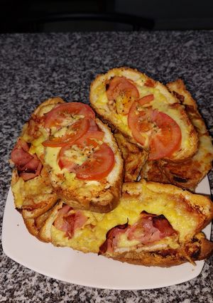 Una foto de Pan bolillo duro, convertido en pizzas individuales