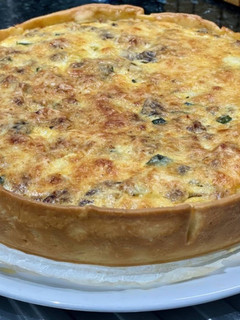 Una foto de Quiche de pringá, setas y calabacín