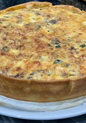 Una foto de Quiche de pringá, setas y calabacín