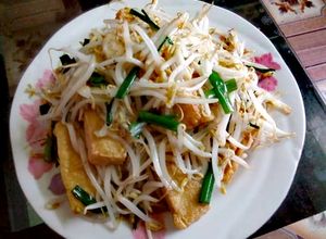 Hình của món Giá đỗ xào đậu phụ chay.