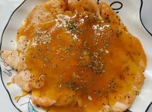 Hình của món Ức gà áp chảo sốt cam mật ong.