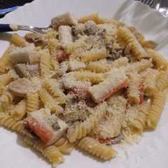 Una foto de Pasta con surimi,champiñones y crema