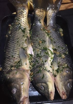 Una foto de Carpa al horno con adobe