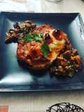 Milanesa de berenjena a la napolitana con bolets al ajillo de guarnición