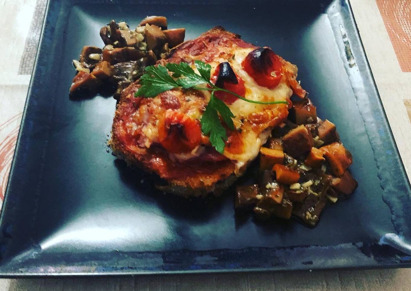 Milanesa de berenjena a la napolitana con bolets al ajillo de guarnición