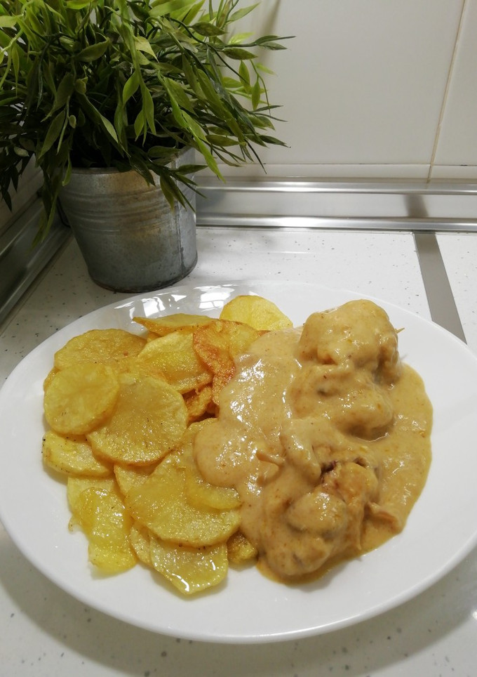 Una foto de Rollito de pollo en salsa de queso