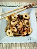 Calamares con setas shimeji y salsas asiáticas